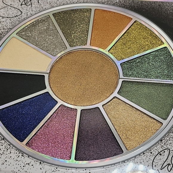 Milani x Salt-n-Pepa Very Necessary Eyeshadow & Highlighter Palette - Picture 4 of 6